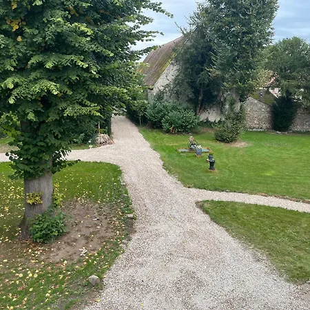 Pavillon Des Communs Bed & Breakfast 3*