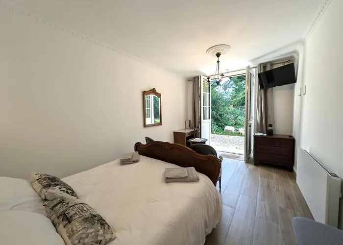 Pavillon Des Communs Bed & Breakfast 3*